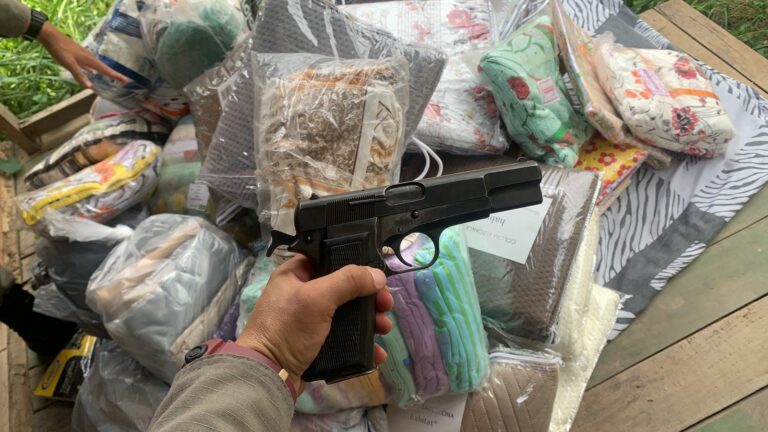 Criminosos armados rendem e roubam vendedor de roupas no Taquari; um termina preso pela PM