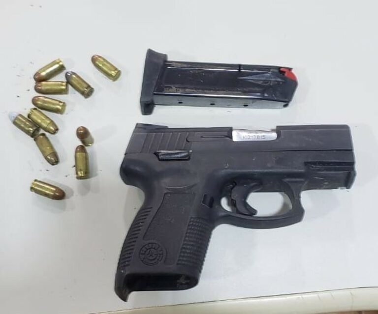 Adolescente de 17 anos troca tiros com policiais durante fuga e acaba apreendido