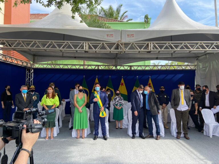 Sem público, Gladson e autoridades fazem hasteamento da bandeira nacional no Dia da Independência
