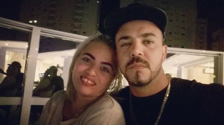 Esposa de piloto que morreu ao bater em poste diz que marido a beijou antes de sair de casa: ‘Olhou como se fosse me deixar’