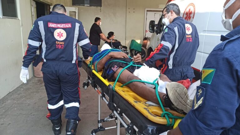 Em plena luz do dia, homem é agredido com ripa e jogado do alto de passarela em Rio Branco