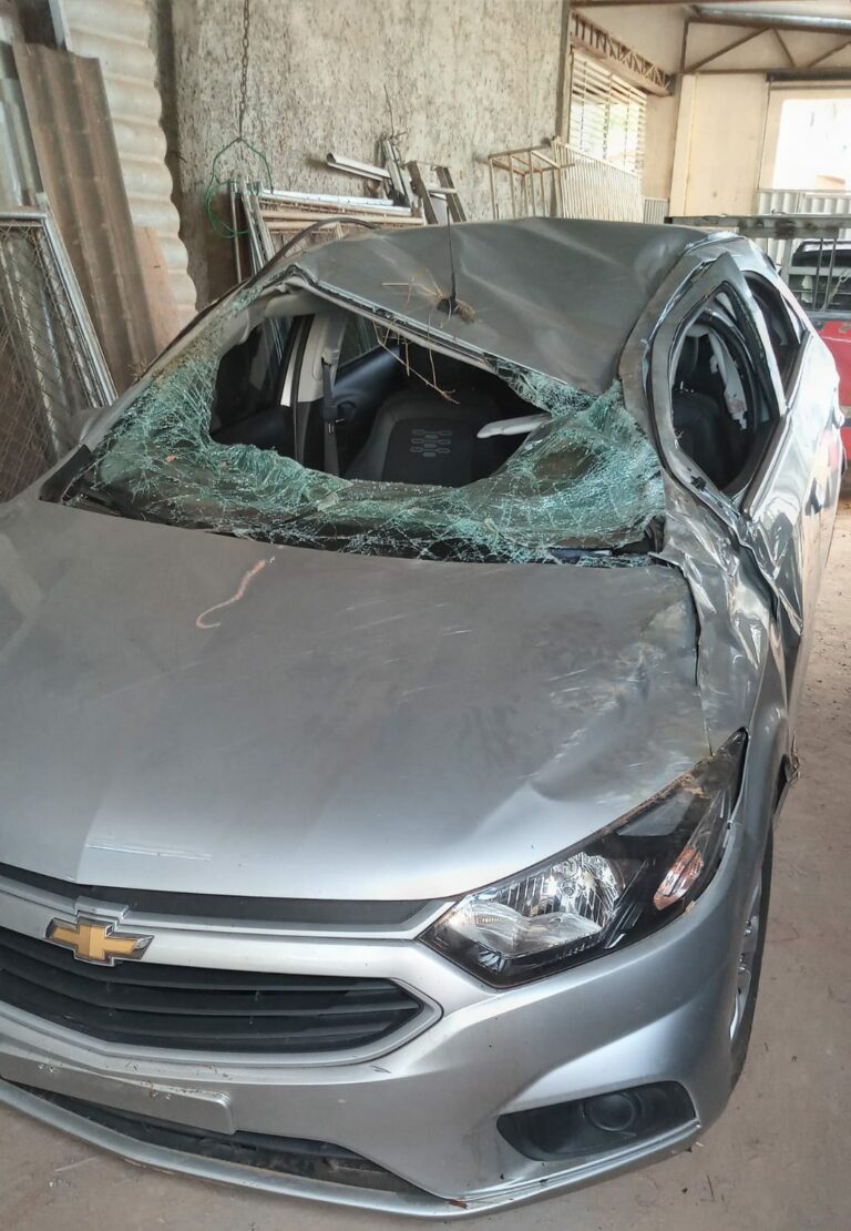 Carro capota na estrada de Sena; mulher sofre fratura e idoso fica ileso 