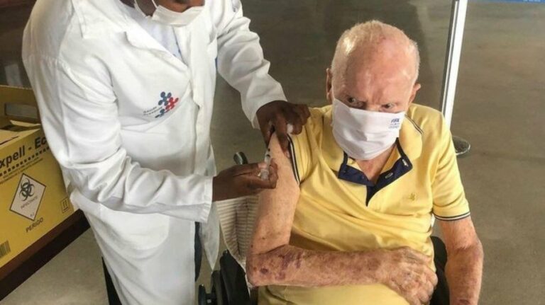 Zagallo toma terceira dose de vacina contra a Covid-19