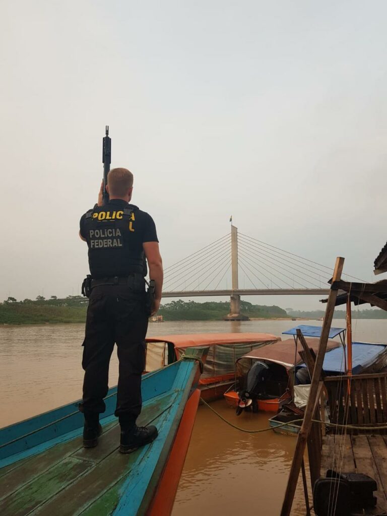 PF deflagra operação e cumpre 16 mandados contra membros de facção que comandam tráfico no Juruá