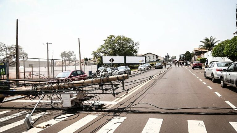 Caminhão guincho prende fios e derruba 6 postes: ‘Peguei a rua errada e não vi muito bem’, diz motorista