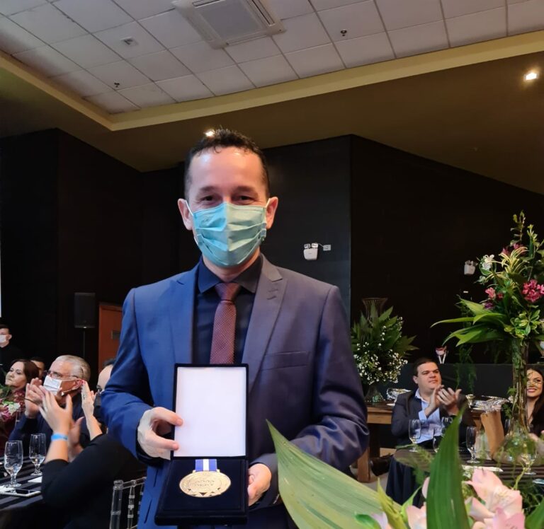 Vereador Adailton Cruz recebe prêmio Anna Nery, maior honraria da enfermagem no Brasil