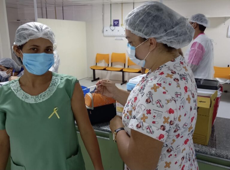 Prefeitura de Cruzeiro do Sul dá início à vacinação de terceira dose em profissionais de saúde