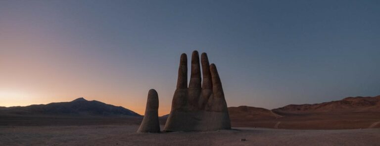 A história da mão gigante presa nas areias do Deserto do Atacama, no Chile