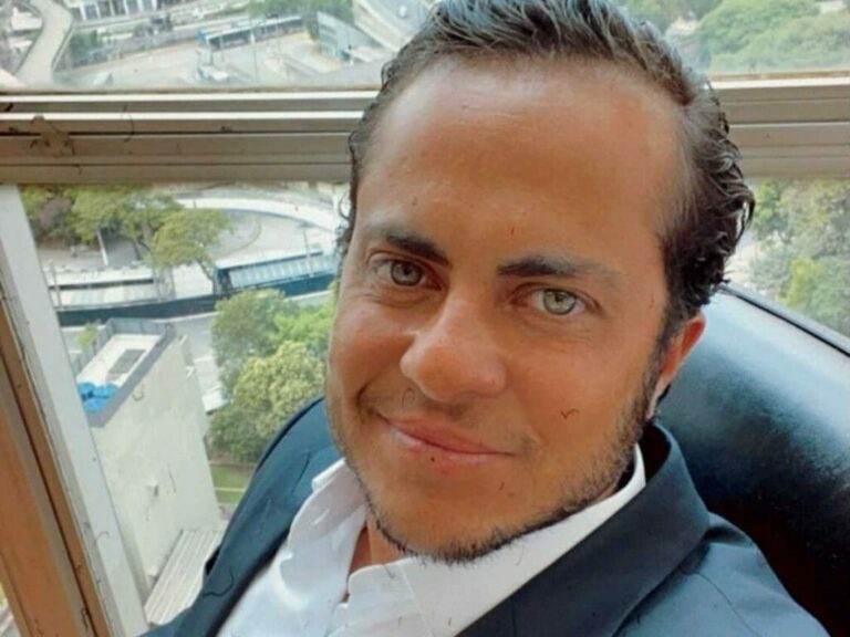 Thammy Miranda exibe abdômen definido em foto com a família