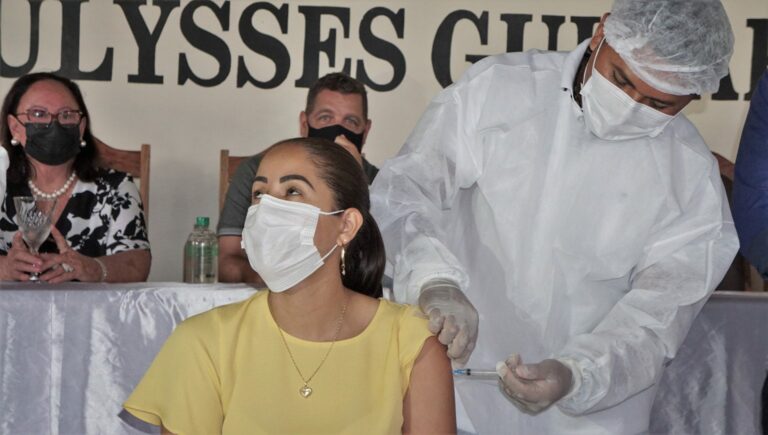 Em apoio a municípios, Estado realiza digitação das fichas de vacinação contra Covid-19