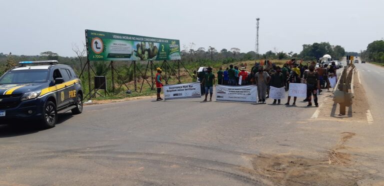 No dia em que STF retoma julgamento do Marco Temporal, indígenas do AC fecham BR-364