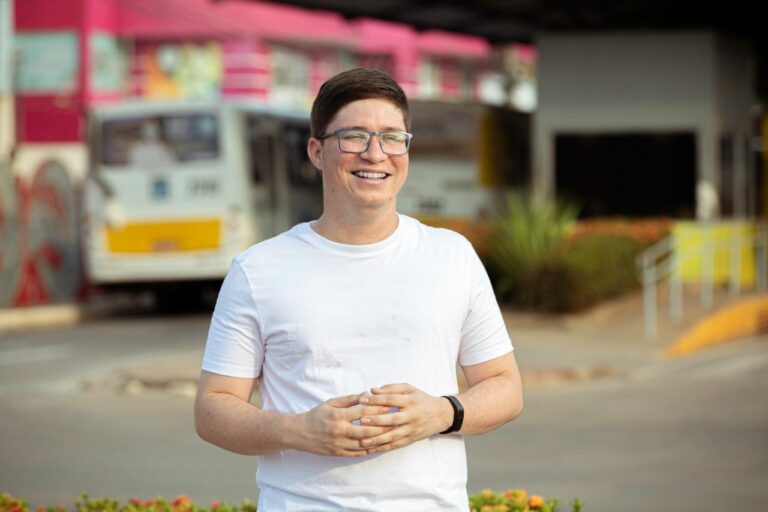 No dia em que Brito da PopShow faria aniversário, “filho” descobre aprovação em escola de política: “Não desisti”