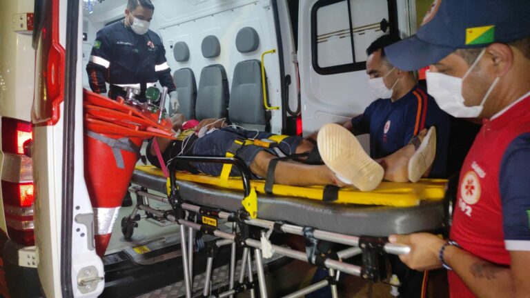 Batida frontal entre motos, no São Francisco, deixa dois motociclistas desacordados e feridos