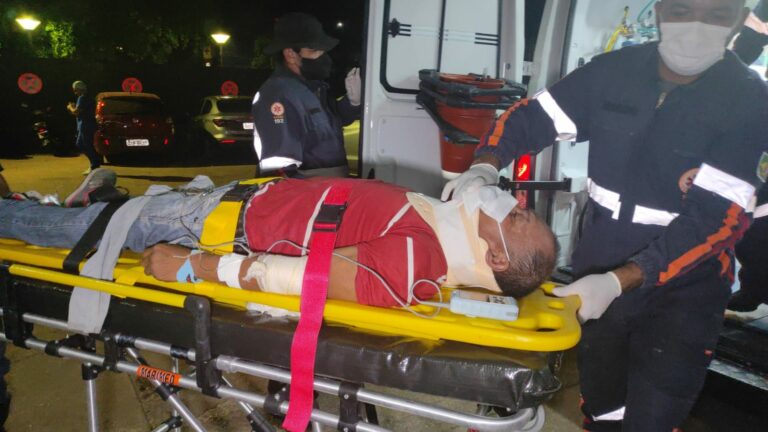 Ciclista supostamente embriagado entra na frente de caminhonete e é arremessado em batida