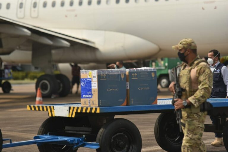 Acre recebe mais de 8 mil doses de vacina contra a Covid-19 nesta segunda-feira