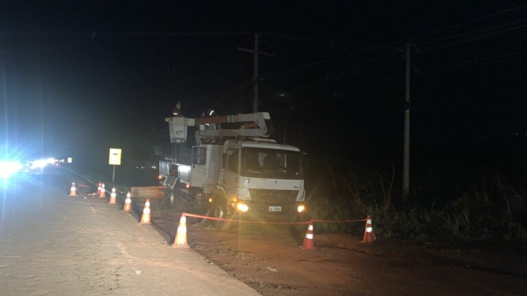 Rodovia é interditada e cinco municípios e uma vila ficam às escuras após temporal no AC