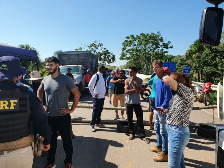 Taxistas interditam BR-364 em protesto contra péssimas condições da rodovia