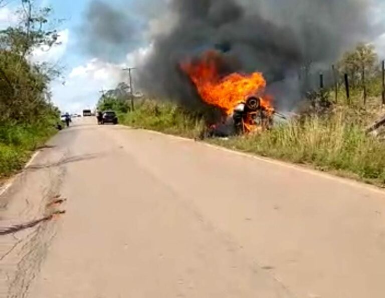 Motorista alcoolizado capota carro, bate em poste e veículo explode no Acre; veja vídeo