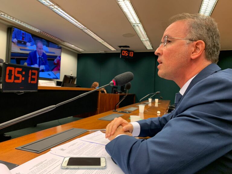 Leo de Brito diz que PEC da Reforma Administrativa tira o sonho de jovens e não serve ao Brasil