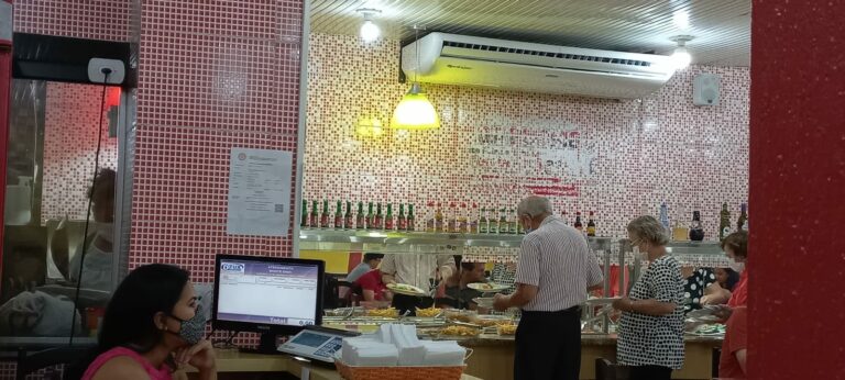 Padre Massimo Lombardi é “flagrado” almoçando no restaurante A Princesinha