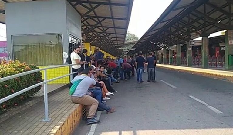 Com salários em atraso, motoristas de ônibus realizam greve em Rio Branco: “Eles não honram nosso suor”