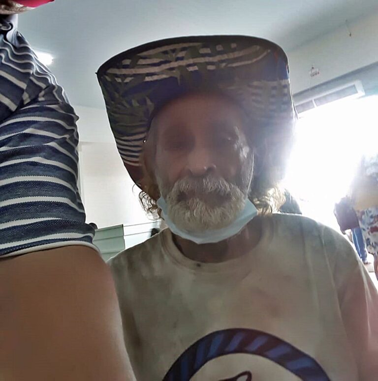 Viúvo, idoso de 77 anos que teve casa incendiada após sair para pescar no AC precisa de ajuda