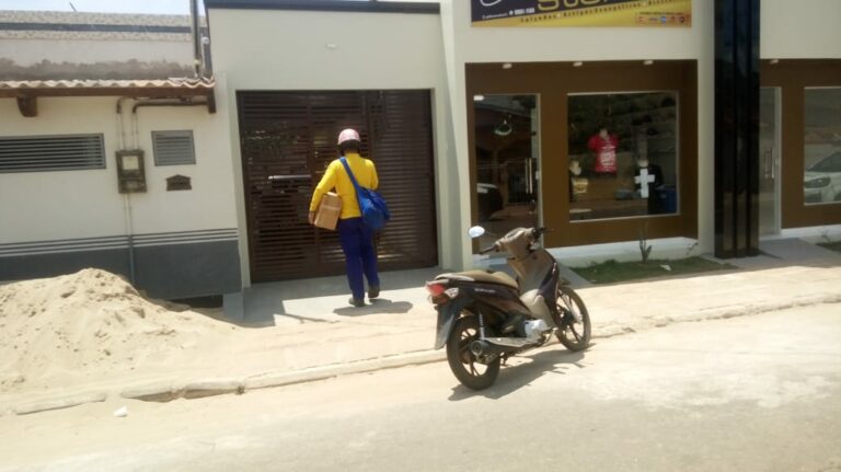 Carteiros no AC entregam encomendas com veículos particulares após redução de distritos postais, diz sindicato