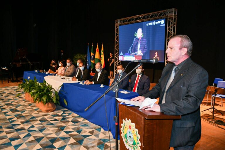 Pedro Longo representa Gladson Cameli em sessão solene da Aleac em Cruzeiro do Sul