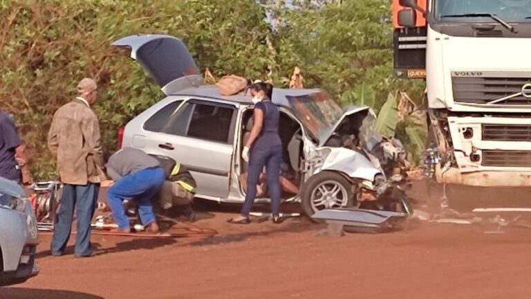 Carro bate em carreta que fazia conversão em rodovia e 2 mulheres morrem; VÍDEO
