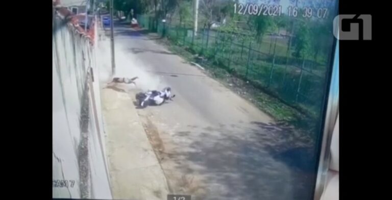 Homem ‘voa’ ao bater moto contra poste e morre em rua de Porto Velho; vídeo