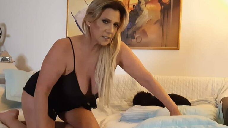 Rita Cadillac comemora sucesso no OnlyFans: ‘Está pagando as contas’