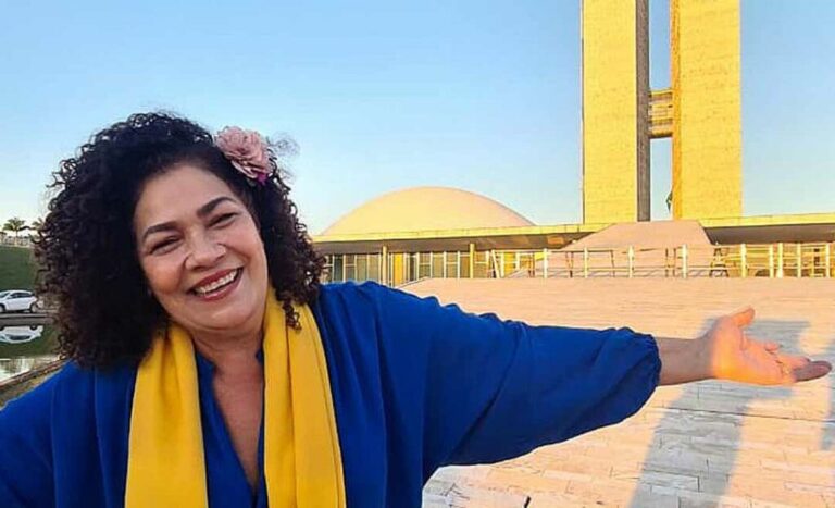 Deputada comunista Perpétua Almeida lidera o ‘Fora Bolsonaro’ em Brasília