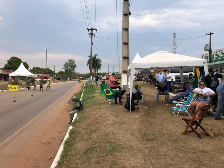 Pelo terceiro dia, caminhoneiros seguem com bloqueio na BR-364 entre Acre e Rondônia