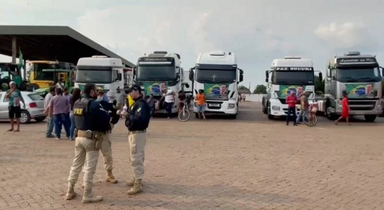 Protestos de caminhoneiros chega ao segundo dia com seis pontos de bloqueio na BR-364