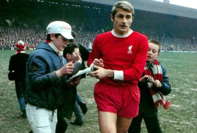 Ídolo do Liverpool e campeão mundial com a Inglaterra, Roger Hunt falece aos 83 anos