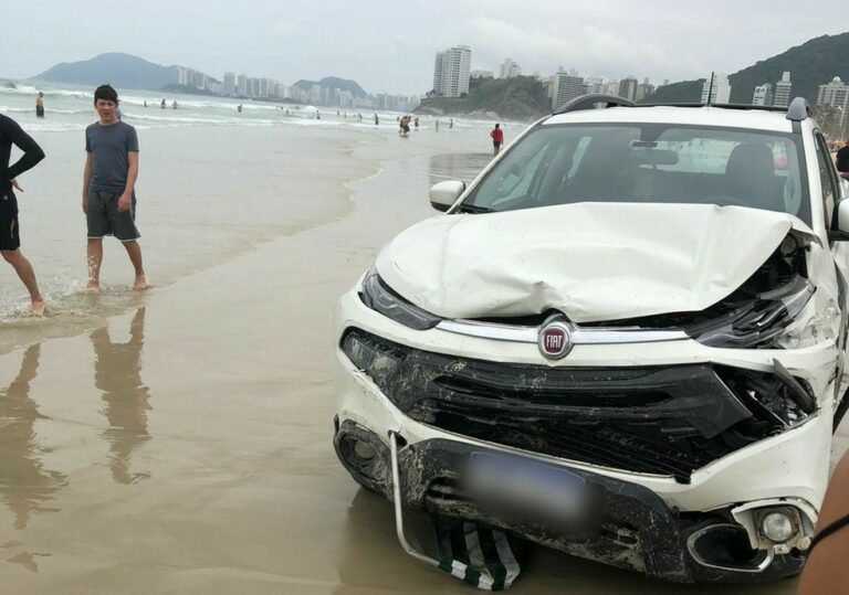 Motorista tem mal súbito ao volante e invade praia com caminhonete desgovernada