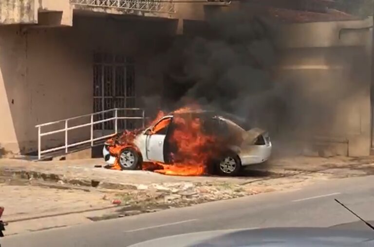 Vídeo: carro sofre pane elétrica e pega fogo em bairro nobre de Rio Branco