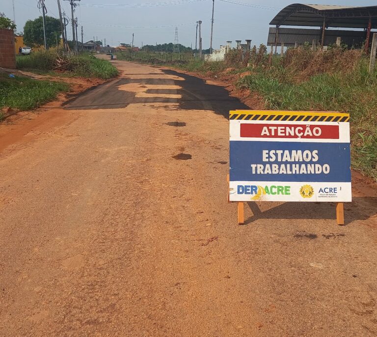 Por meio do Deracre, Governo do Acre inicia operação tapa-buracos em estrada de Sena Madureira