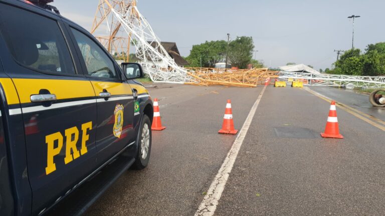 Ventania destelha casas, derruba torre e surpreende acreanos em várias cidades; fotos e vídeos
