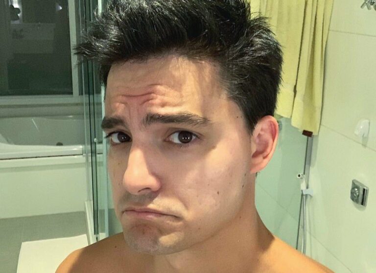 Felipe Neto diz ter sido uma “criança viada” e é massacrado na web