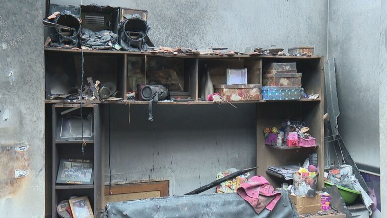 Celular que carregava em tomada pega fogo e incendeia casa, diz família; vídeo mostra estragos