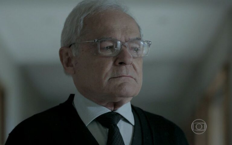 Império: Silviano arranca a máscara com ‘banho de sangue’ ao matar pai e filho