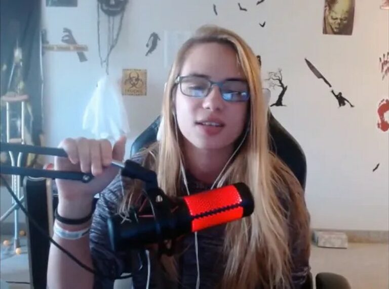 Influenciadora que fingia ter câncer é demitida de organização