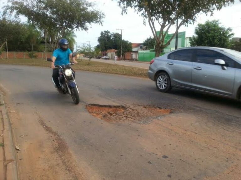 Mecânico agradece prefeito por não tapar buracos de Rio Branco: “Obrigado pelo serviço, é bom pra nós, os mecânicos”; VÍDEO