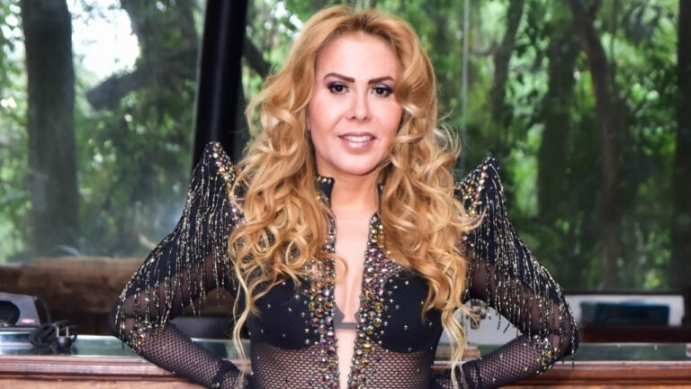 Vídeo: Joelma erra passo de dança e leva tombo em show