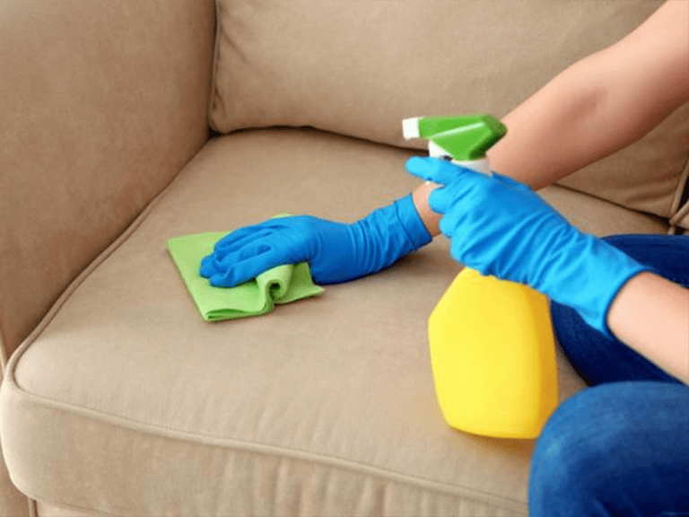 Veja como tirar o mau cheiro do sofá