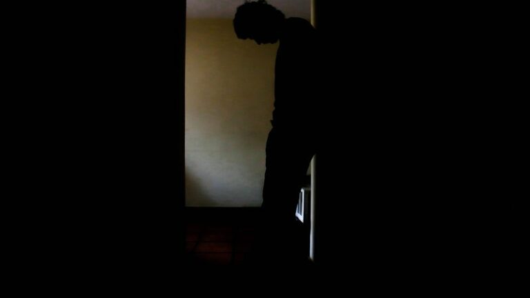 ‘Me arrumei, tomei banho e tentei me matar’, afinal, por que as pessoas cometem suicídio?