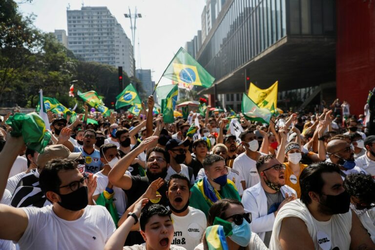 Manifestantes protestam contra Bolsonaro na Avenida Paulista