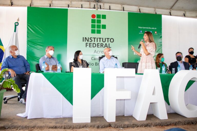 Ministro da Educação participa do lançamento Cápsula do Tempo da sede do Ifac; confira fotos