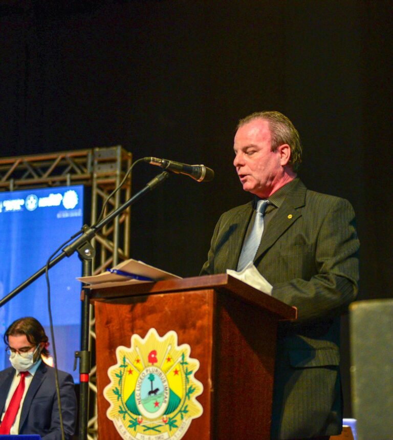 Via Pedro Longo, Gladson manda mensagem à Igreja Católica: “Atuação se confunde com nossa própria história”